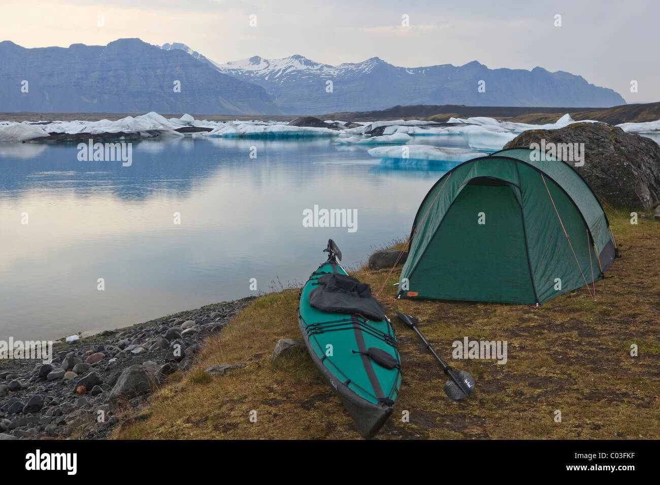 Nuit en camping avec une tente et un kayak pliant Joekulsarlon à côté du lac glaciaire, Islande, Europe Banque D'Images