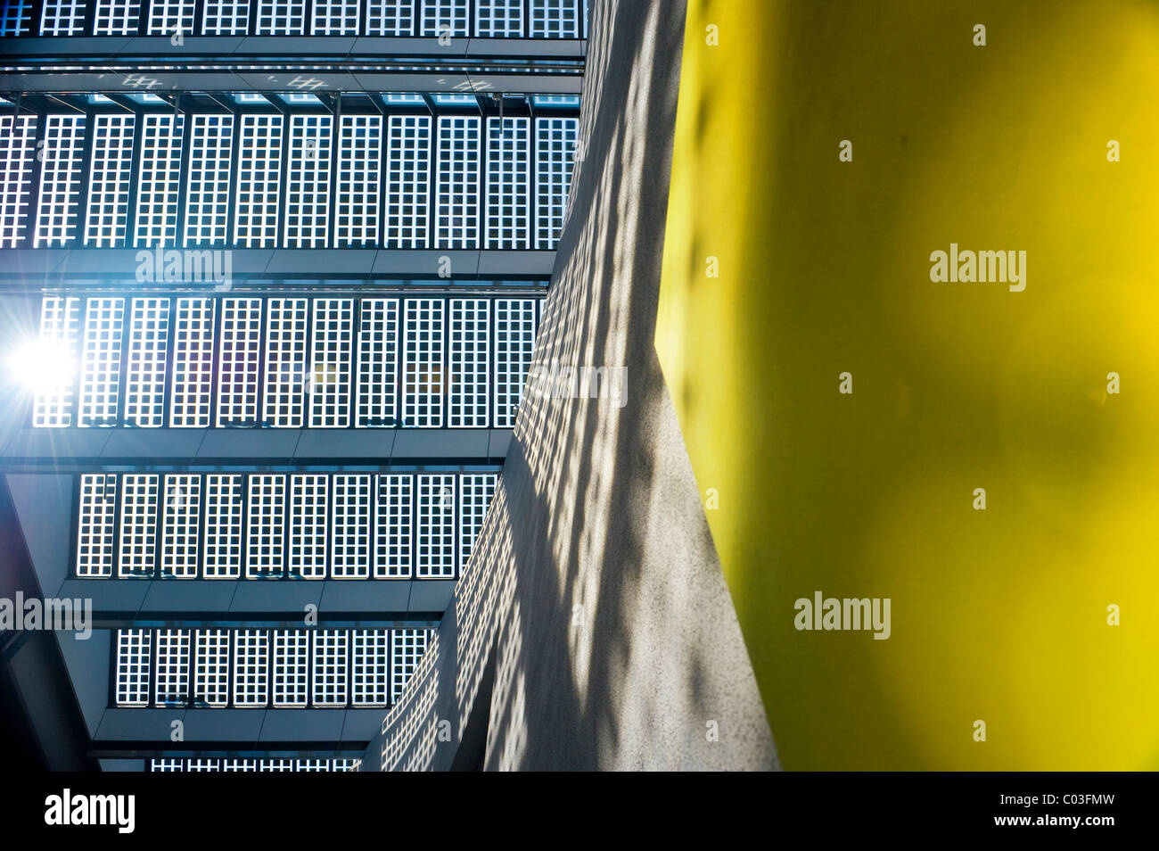 Les installations solaires sur un toit, vue du dessous Banque D'Images