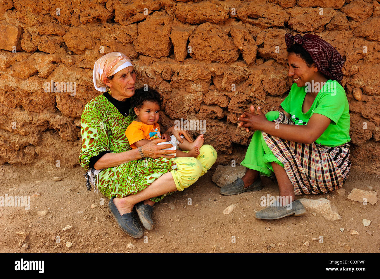 Deux femmes berbères avec les enfants à parler l'un à l'autre, Moyen Atlas, Maroc, Afrique Banque D'Images