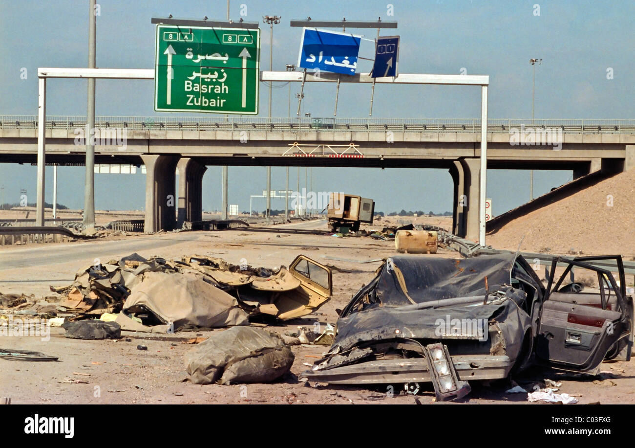 Détruit des véhicules sur la route de Bassorah après la défaite de l'Irak dans la guerre du Golfe. Banque D'Images