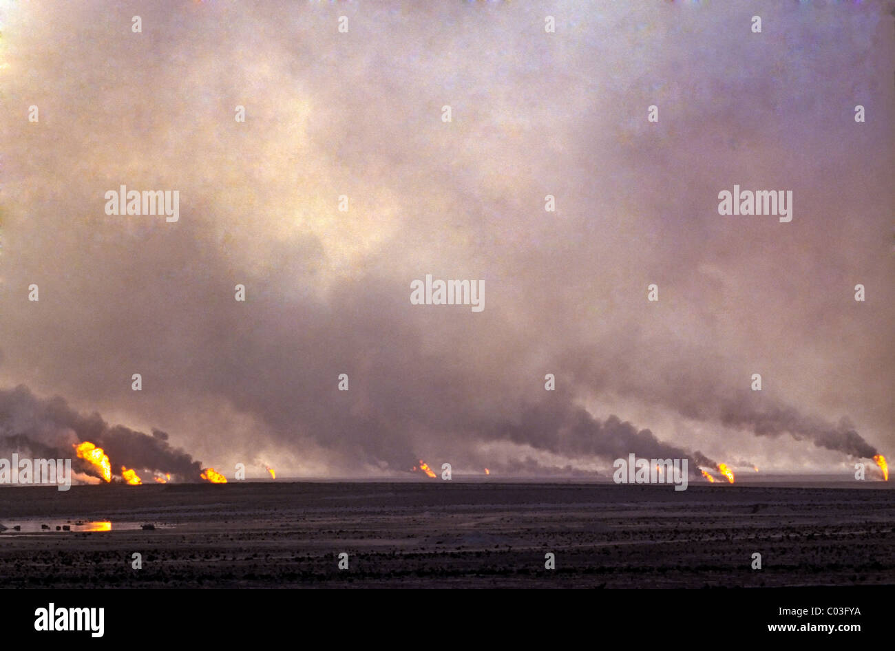 Puits de pétrole brûler dans le désert du Koweït après l'armée iraquienne a détruit le puits de la guerre du Golfe. Banque D'Images