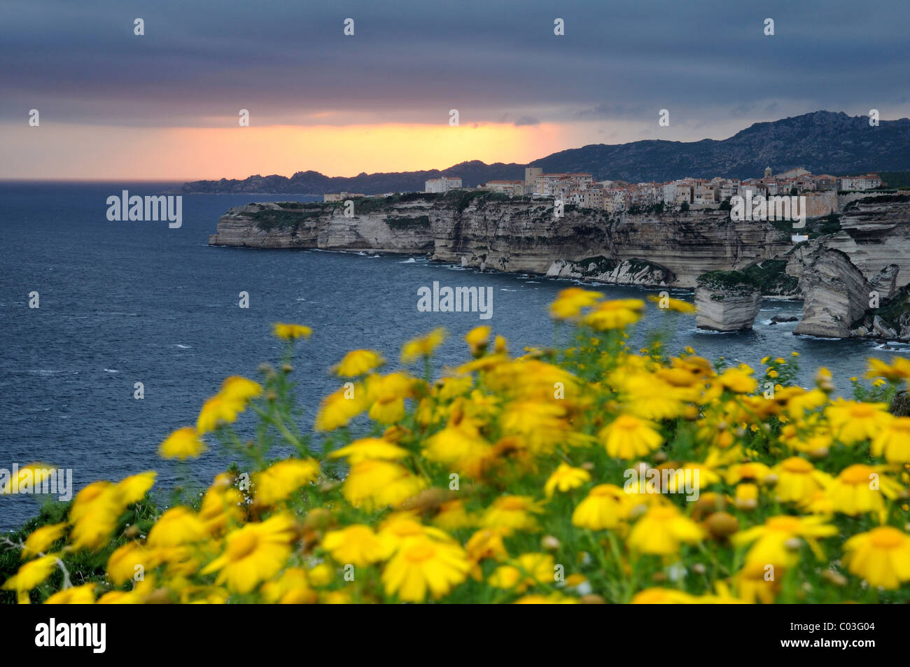 Coucher du soleil avec une vue vers Bonifacio en Corse du Sud, France, Europe Banque D'Images