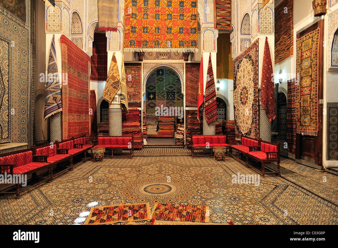 Showroom d'un concessionnaire de tapis dans une vieille ville chambre ou  Riad, Maroc, Afrique Photo Stock - Alamy