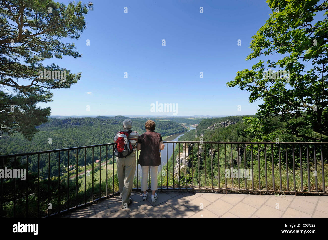 Vue sur l'Elbe, Bastei rock formation, Elbsandsteingebirge montagnes de grès de l'Elbe, la Suisse Saxonne, Saxe Banque D'Images