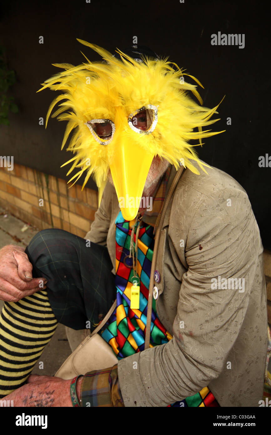 Masque oiseau jaune avec des plumes sur un clochard Banque D'Images