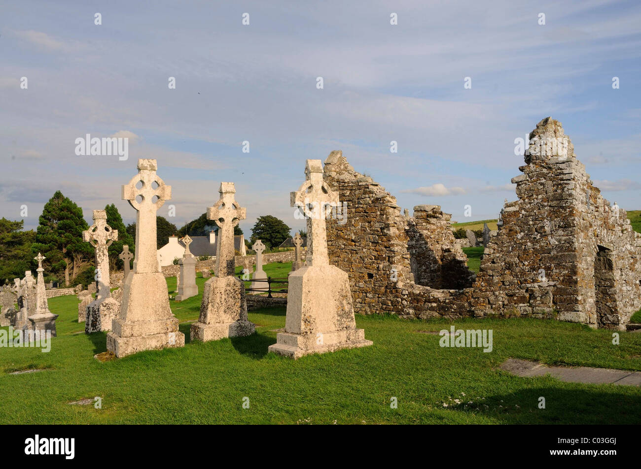 Croix hautes ruines du monastère de Clonmacnoise sur le Shannon, Midlands, République d'Irlande, Europe Banque D'Images