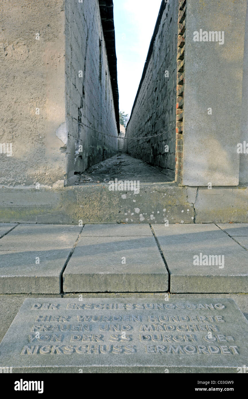 Couloir de tir et une plaque commémorative, à Schwedt Lake, camp de concentration de Ravensbrueck, Fuerstenberg, Brandebourg Banque D'Images