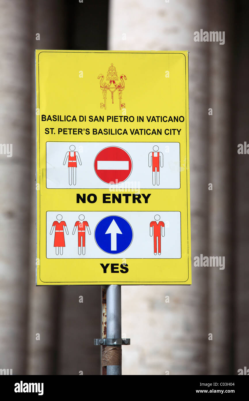 Panneau indiquant le code vestimentaire à la basilique Saint-Pierre, Vatican, Rome, Italie, Europe Banque D'Images