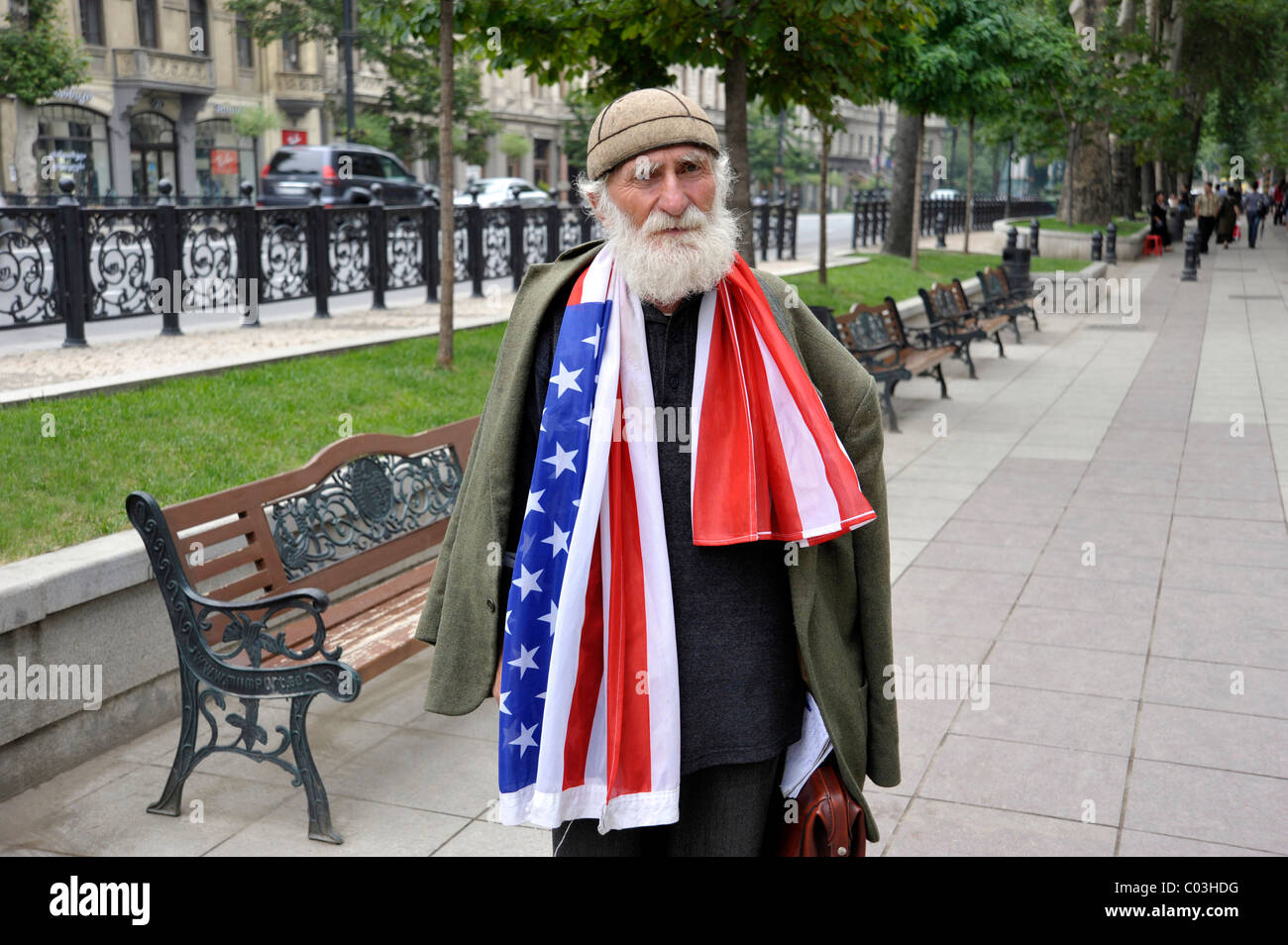 Un homme âgé avec un drapeau des États-Unis autour de son cou, Boulevard Roustavéli, Tbilissi, Géorgie, l'Asie occidentale Banque D'Images