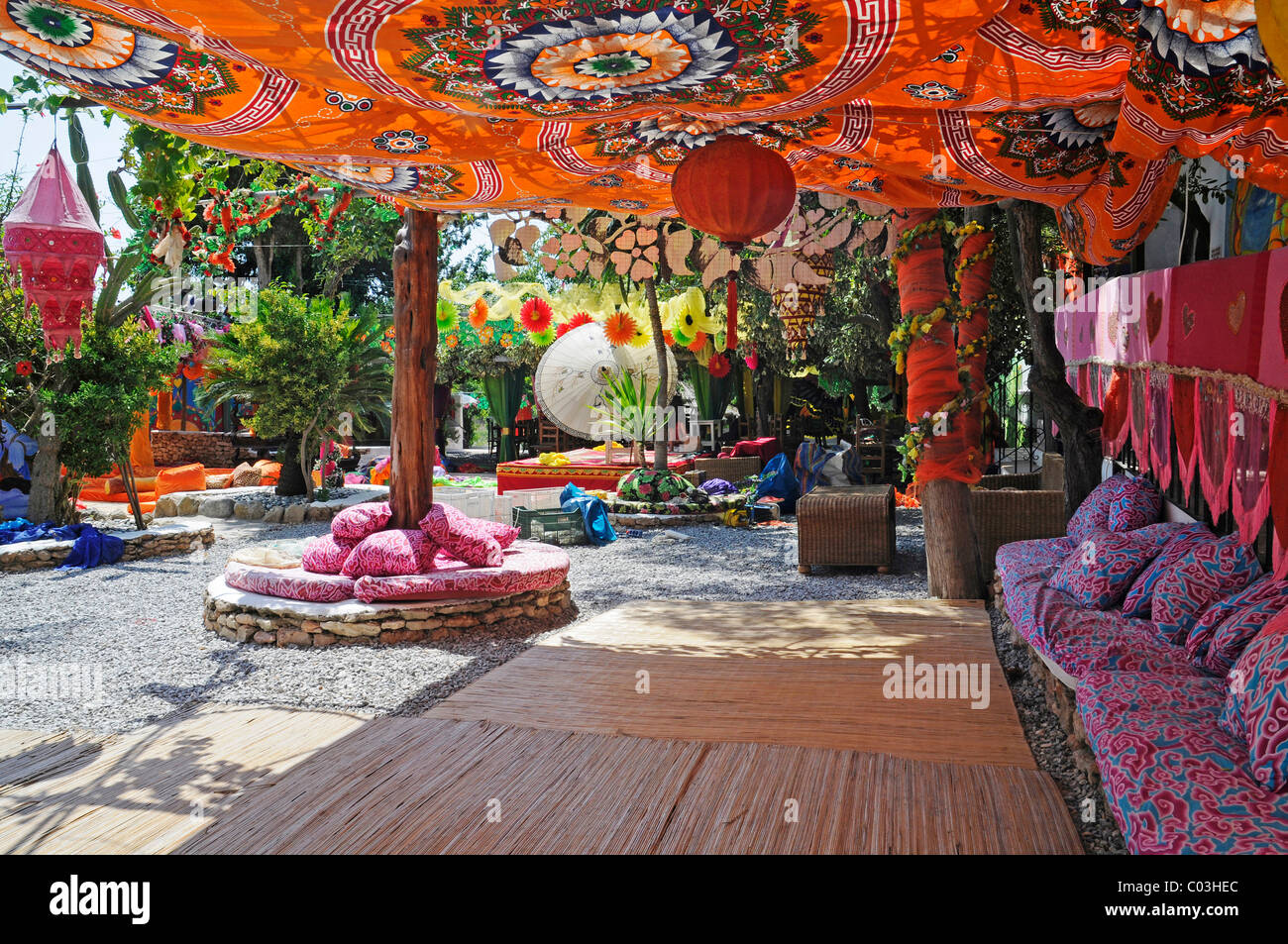 Couleur rouge, couvertures, serviettes, oreillers, coussins, tissus, marché Hippie de Las Dalias, Sant Carles de Peralta, San Carlos, Ibiza Banque D'Images