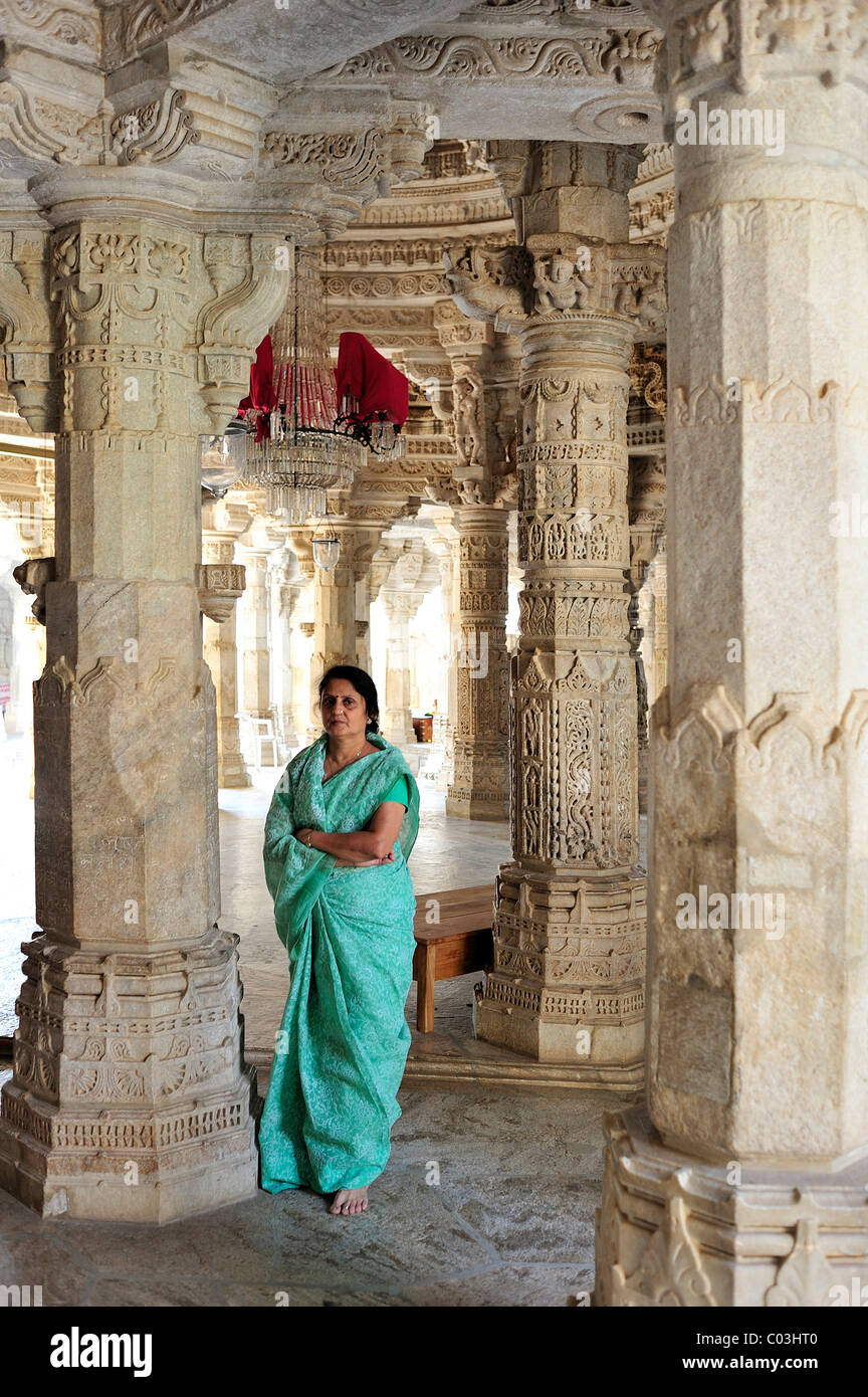 Femme indienne portant un sari traditionnel dans le hall intérieur avec des colonnes en marbre dans le Temple de Ranakpur Banque D'Images