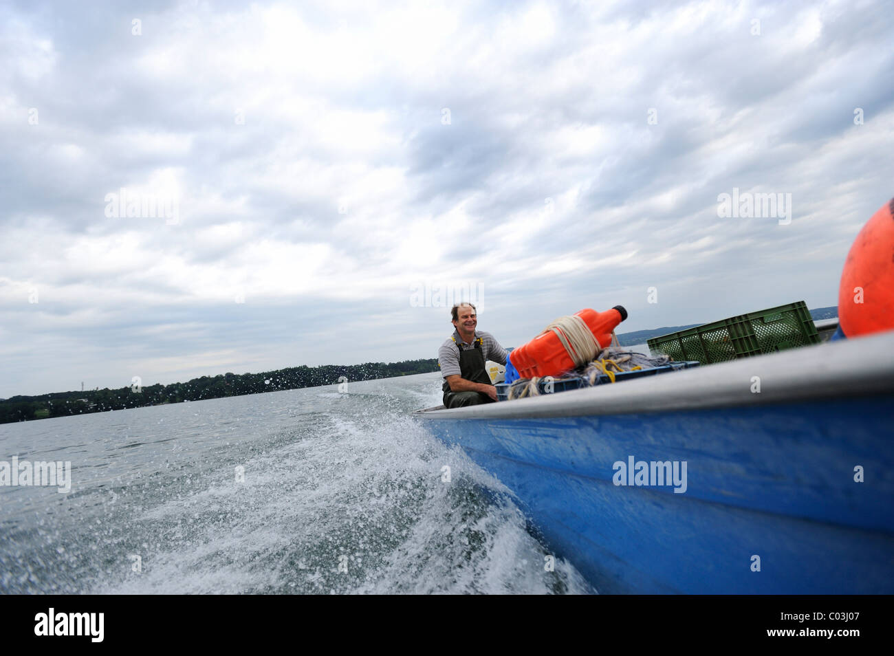 Le pêcheur Johann Strobl casting pour pêcher sur le Lac de Starnberg, Fuenfseenland salon, Haute-Bavière, Bavaria, Germany, Europe Banque D'Images