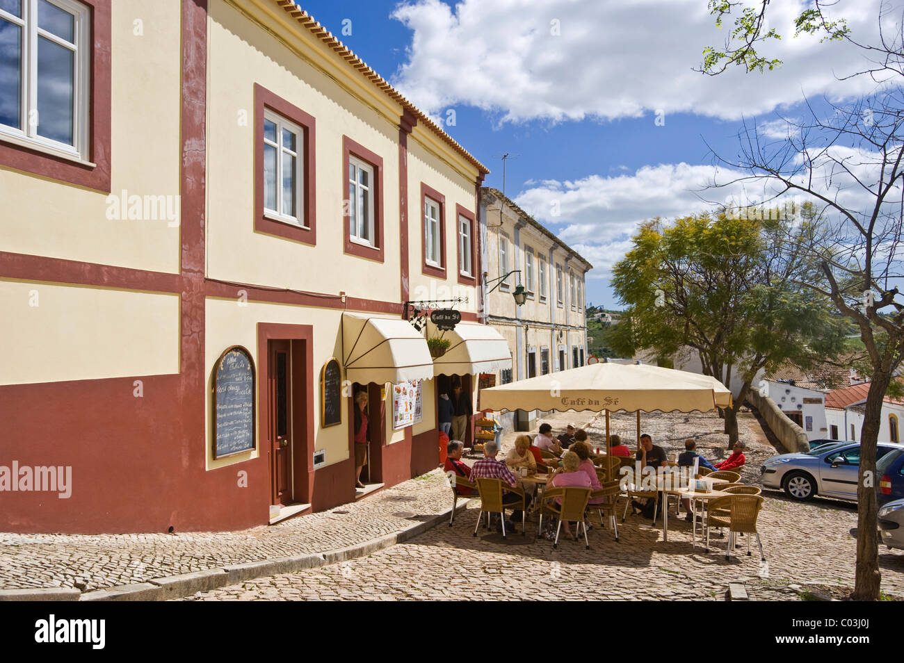 Street café près de cathédrale Sé, Silves, Algarve, Portugal, Europe Banque D'Images