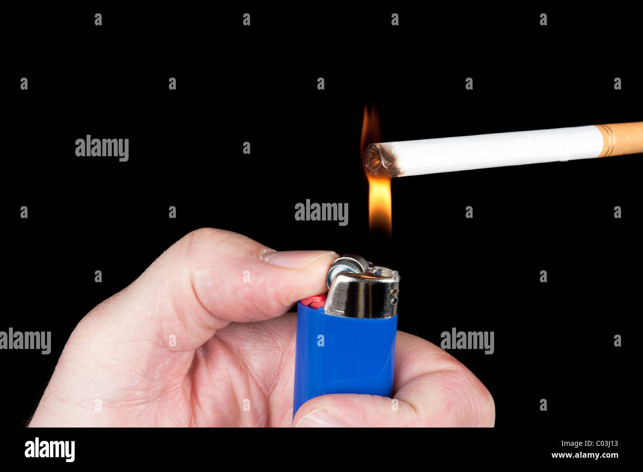 Une personne allume une cigarette avec un briquet au butane. Banque D'Images