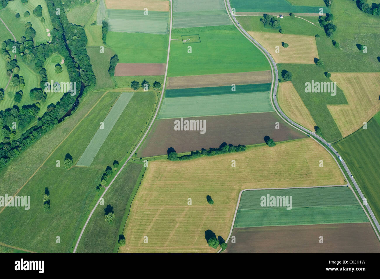 Vue aérienne de champs et routes près de Freiburg im Breisgau, Bade-Wurtemberg, Allemagne, Europe Banque D'Images