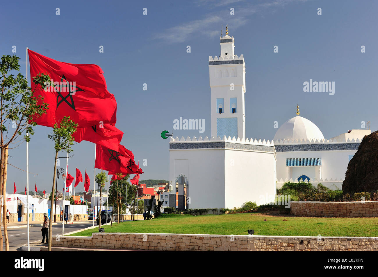 Drapeaux nationaux du Royaume du Maroc devant une mosquée, M'diq, le Maroc, l'Afrique Banque D'Images