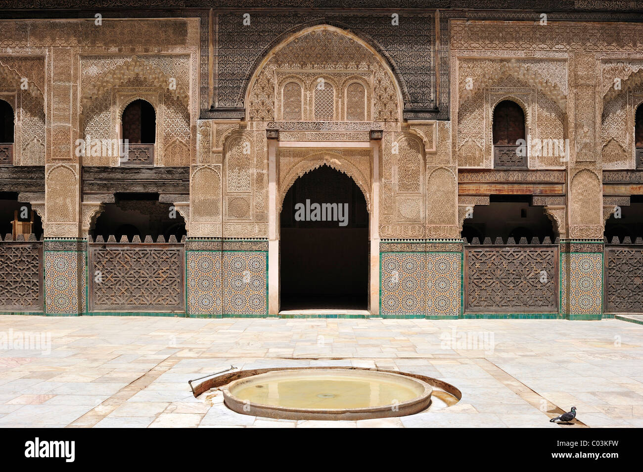Cour de la Médersa Bou Inania avec fontaine de lavage, des murs et des voûtes décorées de sculptures en bois de cèdre, des ornements en stuc Banque D'Images