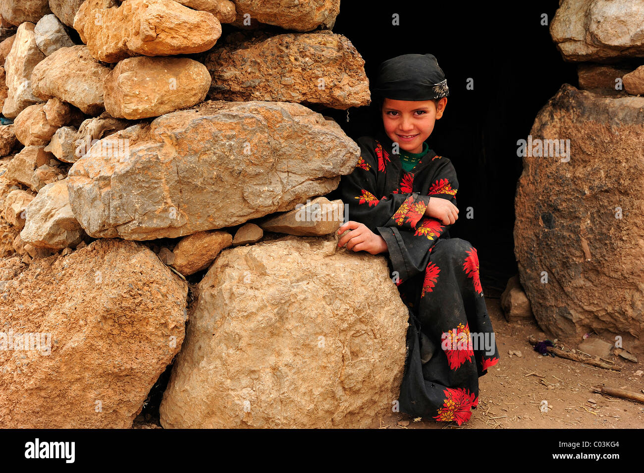 Petite fille berbère d'une famille de nomades à l'entrée d'une maison, Kelaa M'gouna, Haut Atlas, Maroc, Afrique Banque D'Images