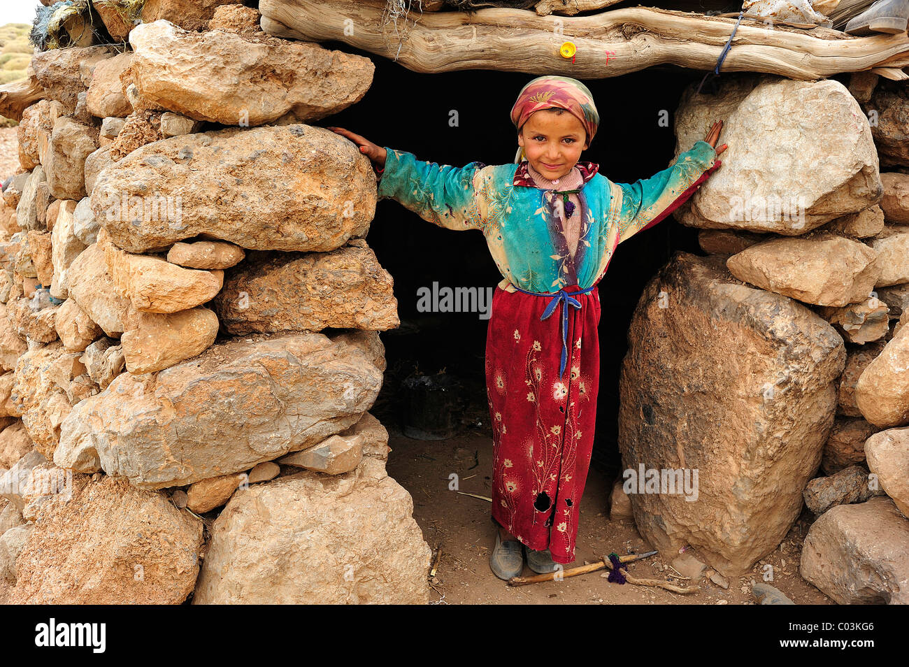 Petite fille berbère d'une famille de nomades à l'entrée d'une maison, Kelaa M'gouna, Haut Atlas, Maroc, Afrique Banque D'Images