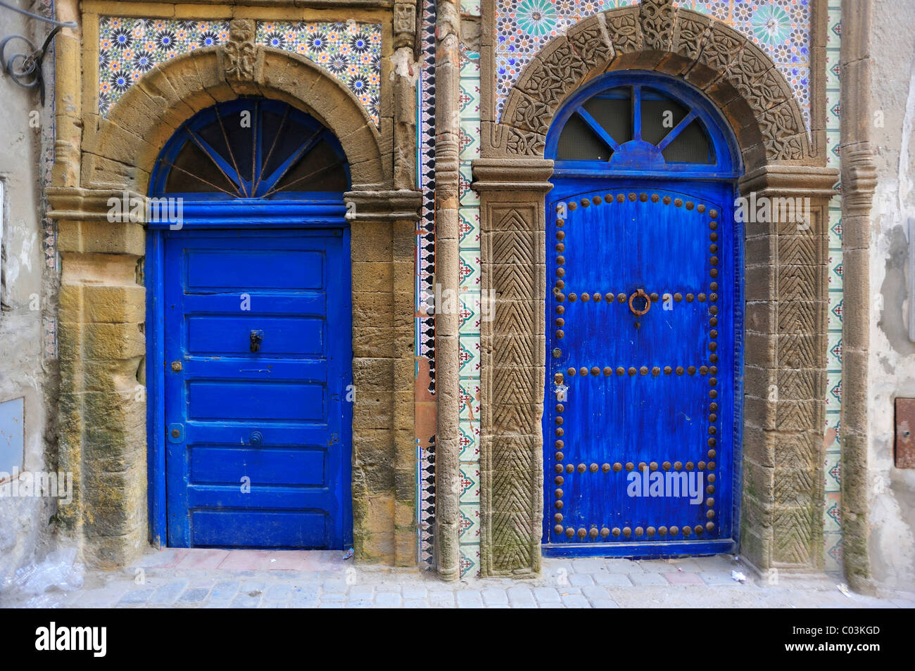 Les portes d'une maison bleue, portes entouré de sculptures sur pierre et de mosaïques, Essaouira, Maroc, Afrique Banque D'Images