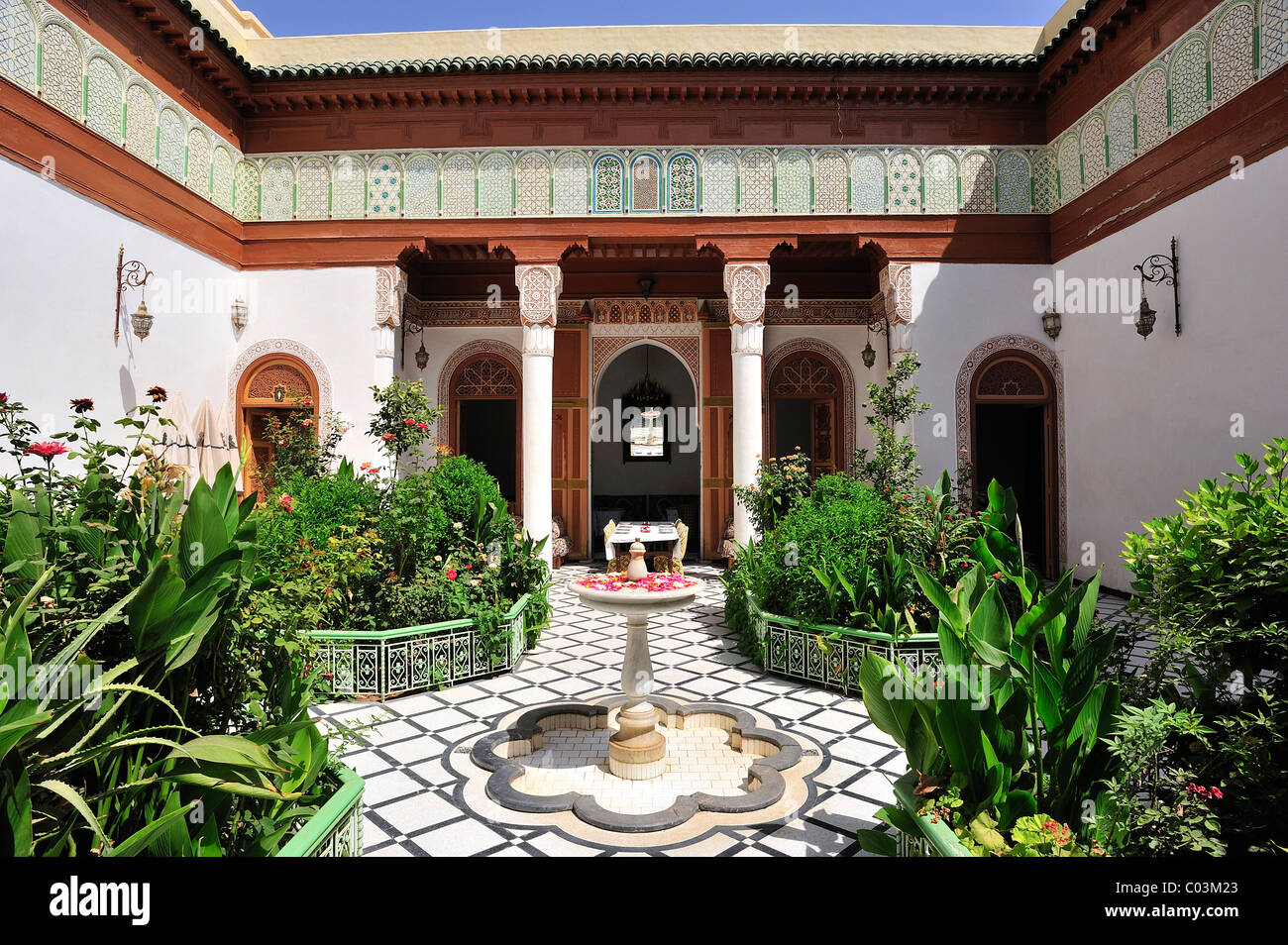 Riad, une maison traditionnelle avec une cour intérieure avec une fontaine, Marrakech, Maroc, Afrique Banque D'Images
