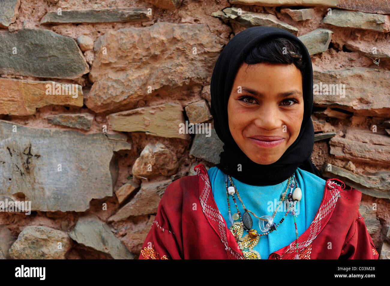 Portrait, fille berbère portant un foulard, Kelaa M'gouna, Haut Atlas, Maroc, Afrique Banque D'Images