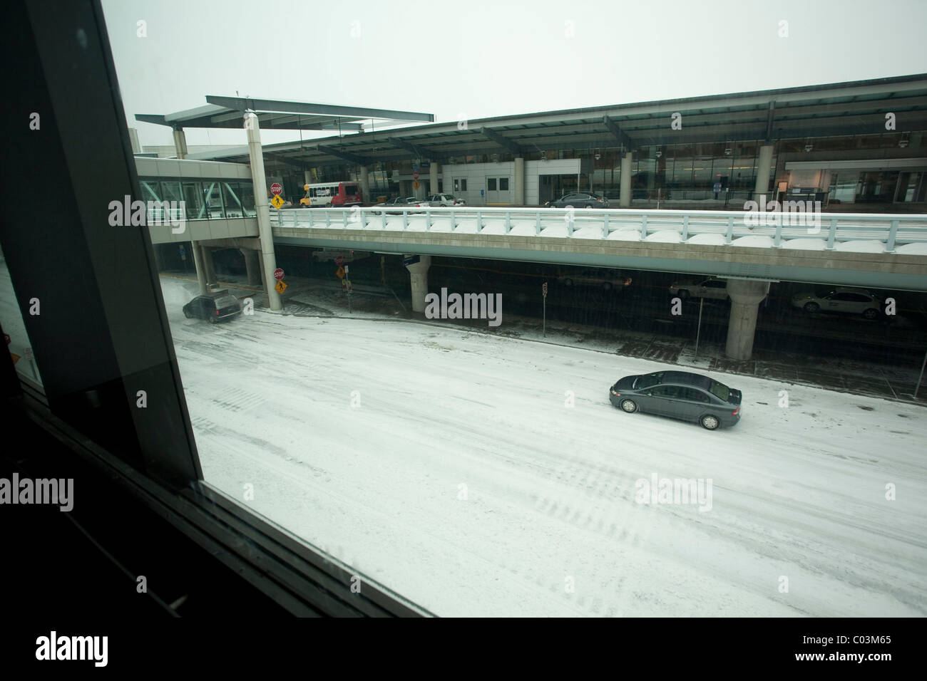 Une vacance près de l'aéroport international de Bradley drop off et pick up zones durant une urgence neige à Hartford dans le Connecticut. Banque D'Images