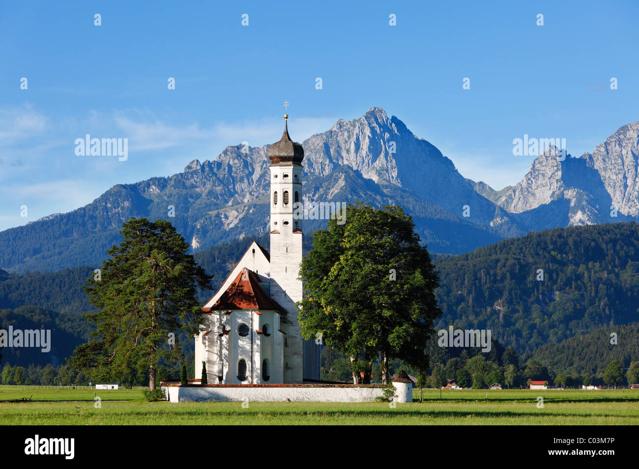 Eglise de Saint Coloman ou Colomanskirche, Schwangau, en face de la montagne, Tannheimer Ostallgaeu, Bavière Allgaeu, Schwaben, Banque D'Images