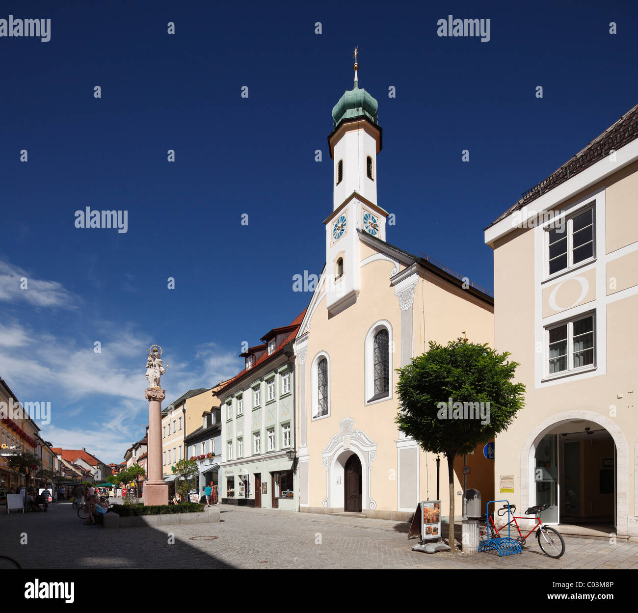 Colonne mariale et l'église de Maria Hilf sur Untermarkt, place du marché, Murnau, Upper Bavaria, Bavaria, Germany, Europe Banque D'Images