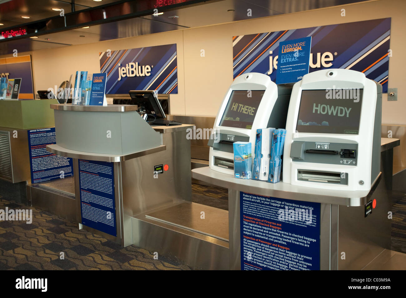 Jet Blue zone billetterie kiosques sont vacants au cours de la neige d'urgence à l'aéroport international de Bradley à Hartford, Connecticut. Banque D'Images