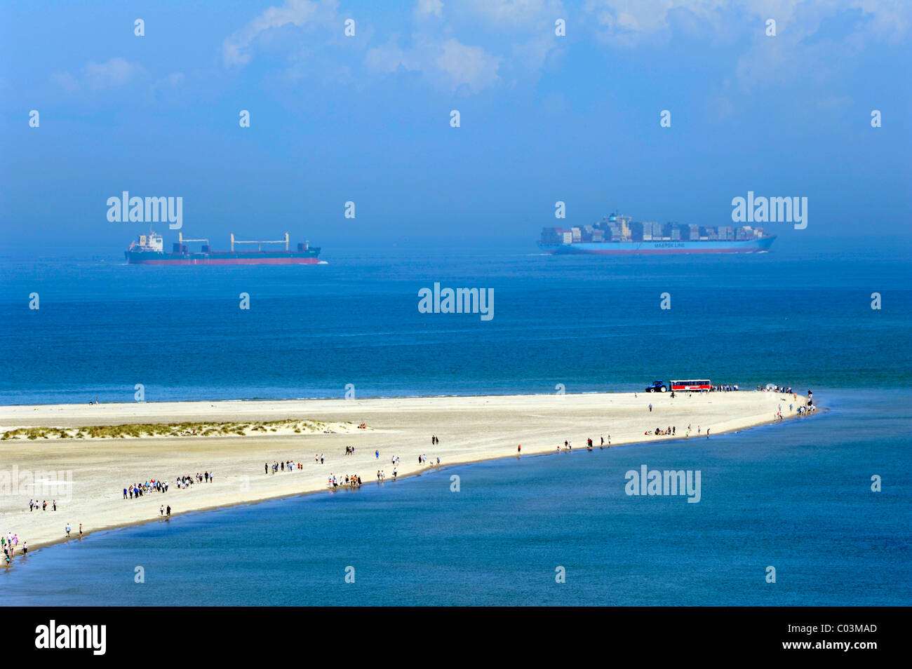 Pointe avec les gens dans la mer du Nord et la mer Baltique se rencontrent, les porte-conteneurs à l'arrière, Skagen, Jutland, Danemark, Europe Banque D'Images