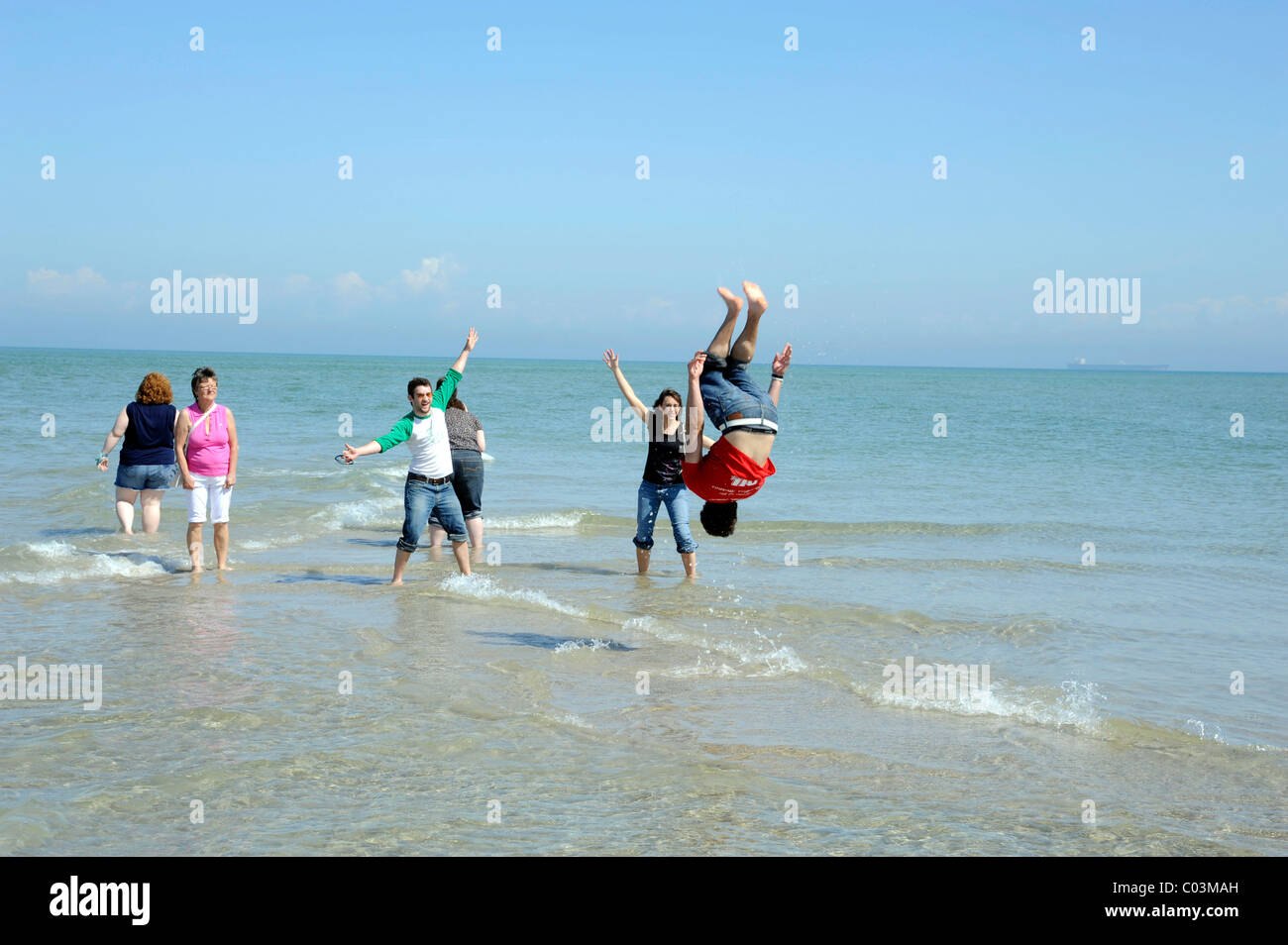 Jeune personne somersaulting dans la mer, Skagen, Jutland, Danemark, Europe Banque D'Images