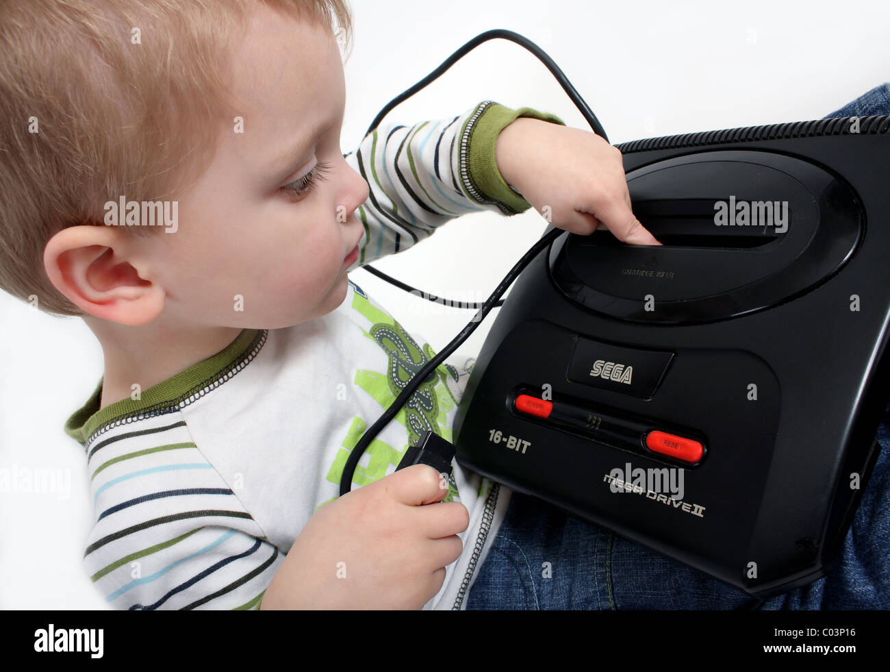 Un jeune bébé Garçon jouant avec un vieux retro gaming console de jeux  vidéo système appelé Sega Mega Drive 16 bit Edition Photo Stock - Alamy