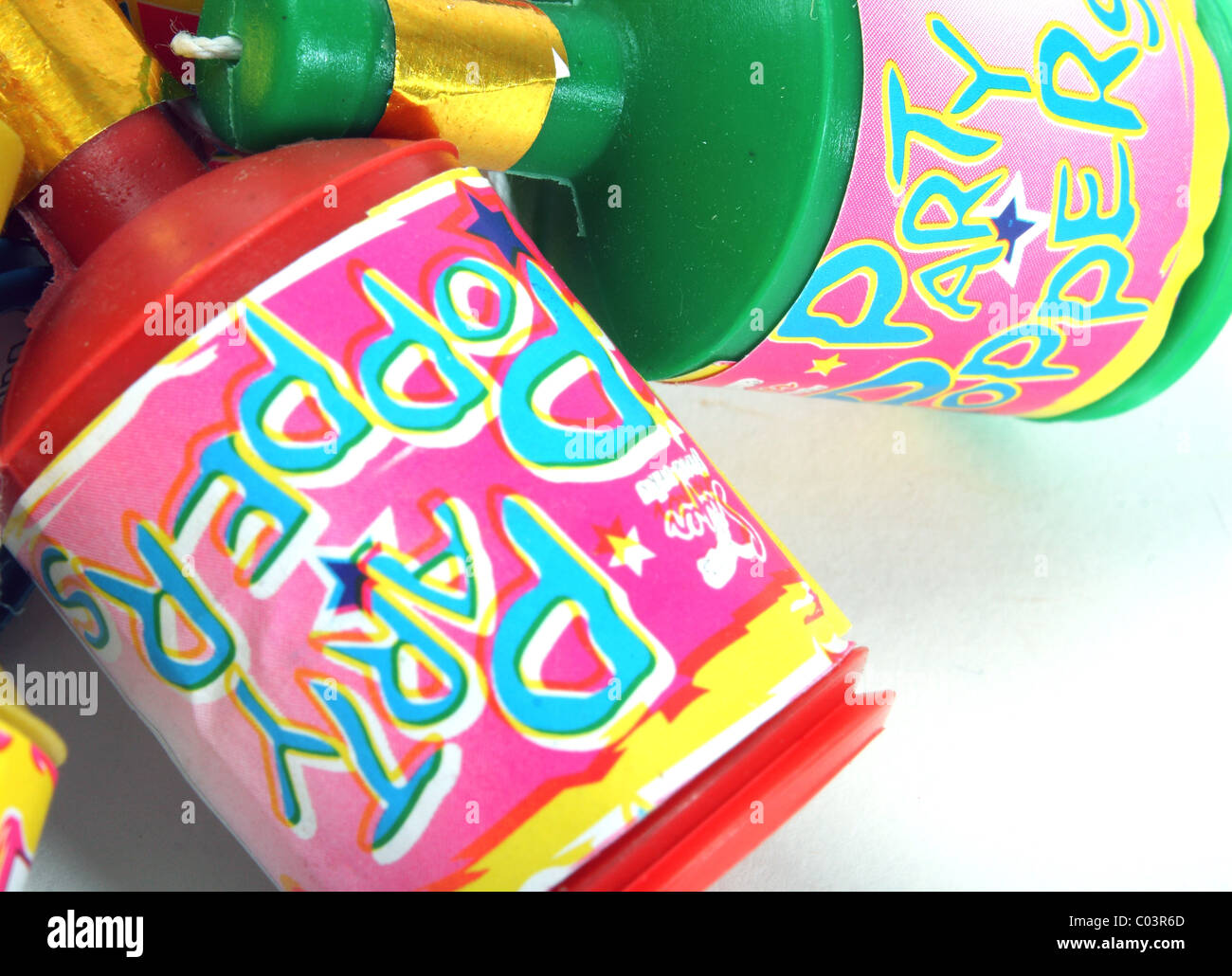 Poppers parti de confettis pour célébrer différentes occasions comme les anniversaires, d'engagement et de Noël. Banque D'Images