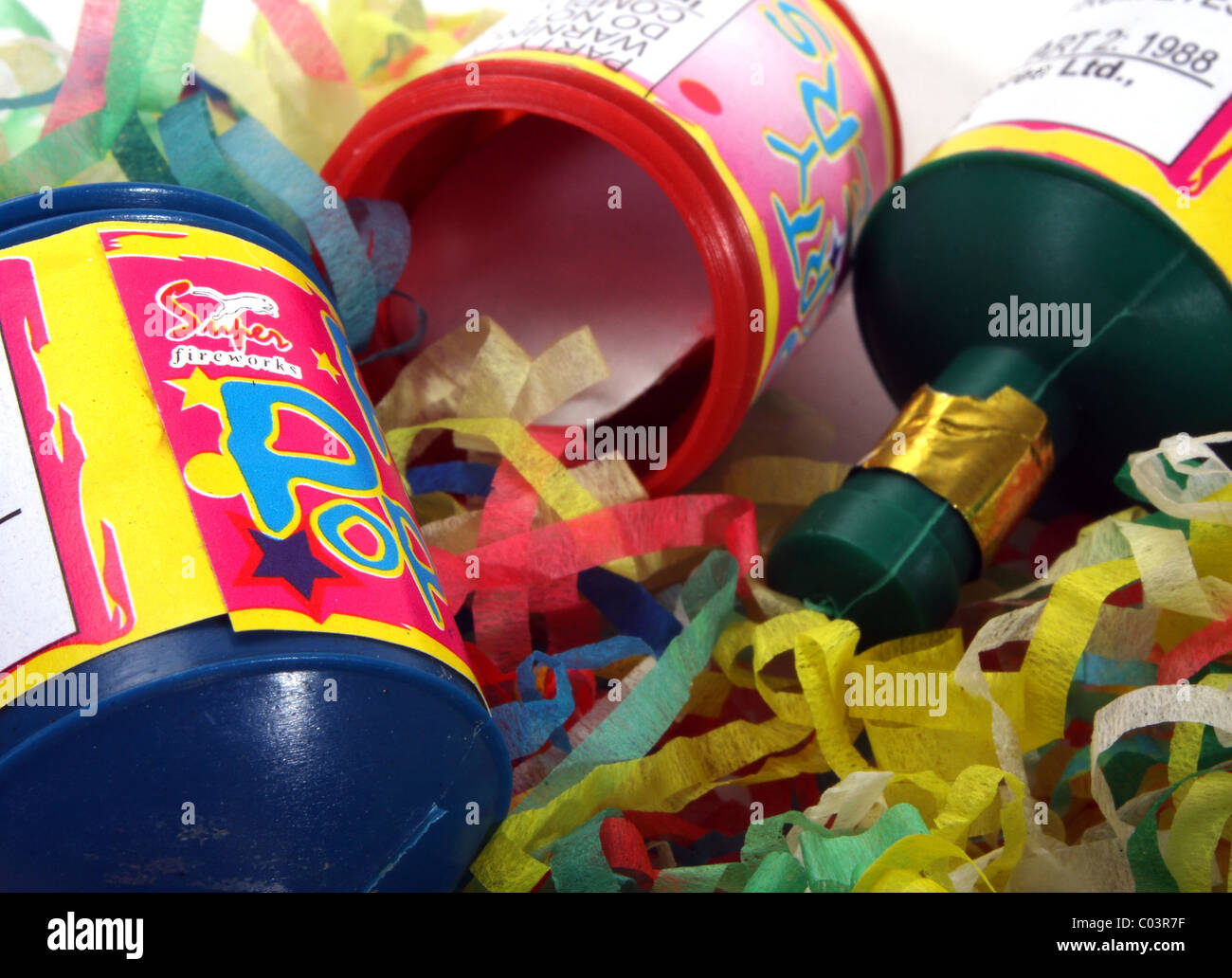 Poppers parti de confettis pour célébrer différentes occasions comme les anniversaires, d'engagement et de Noël. Banque D'Images