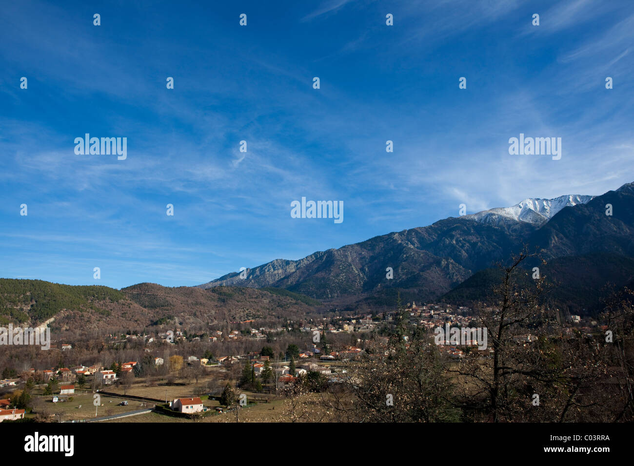 Vernet-les-Bains et une vue sur le Canigou, la plus haute montagne dans les Pyrénées Orientales, France. Banque D'Images