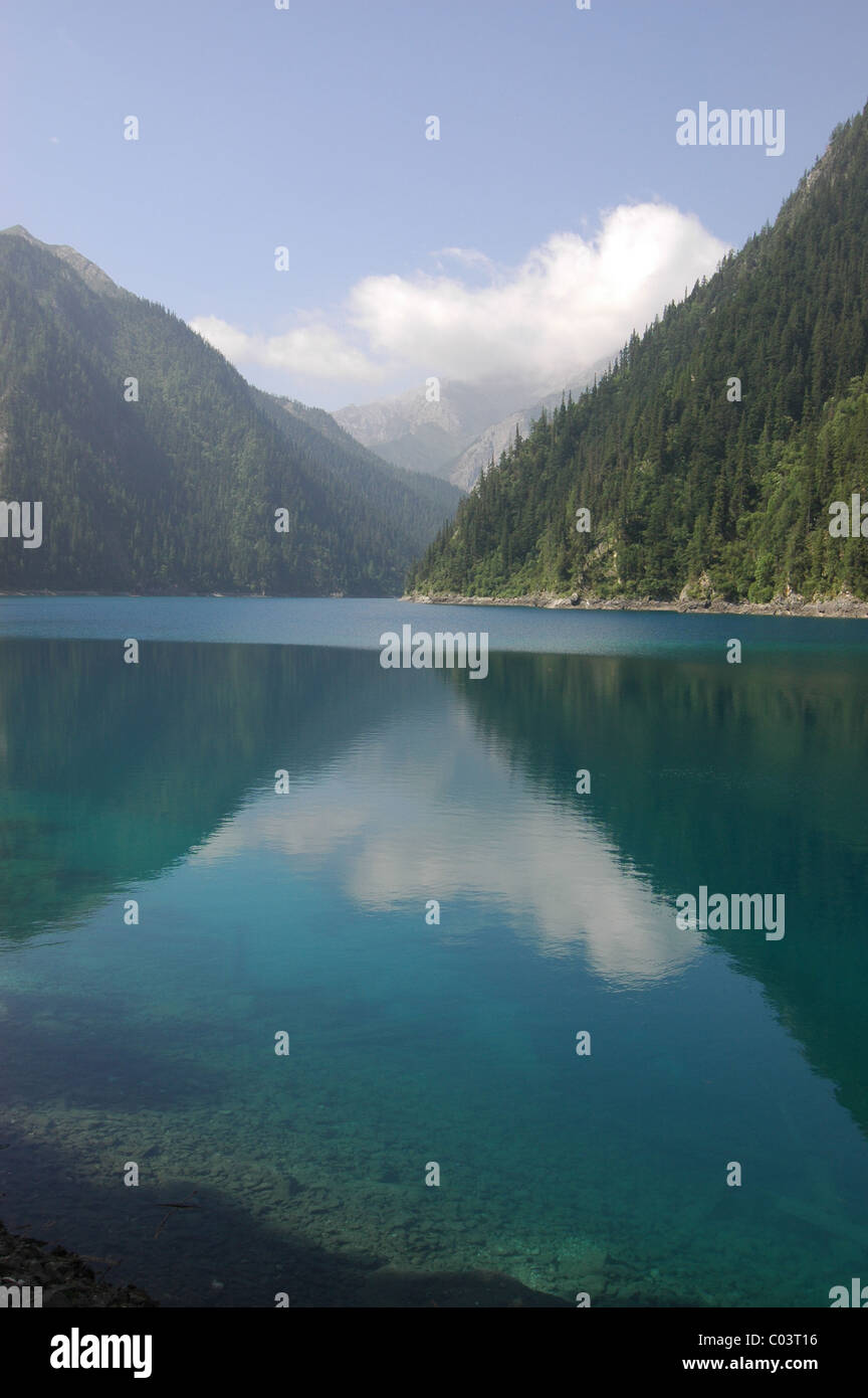 Ciel bleu reflété dans le lac Long, Chine Banque D'Images