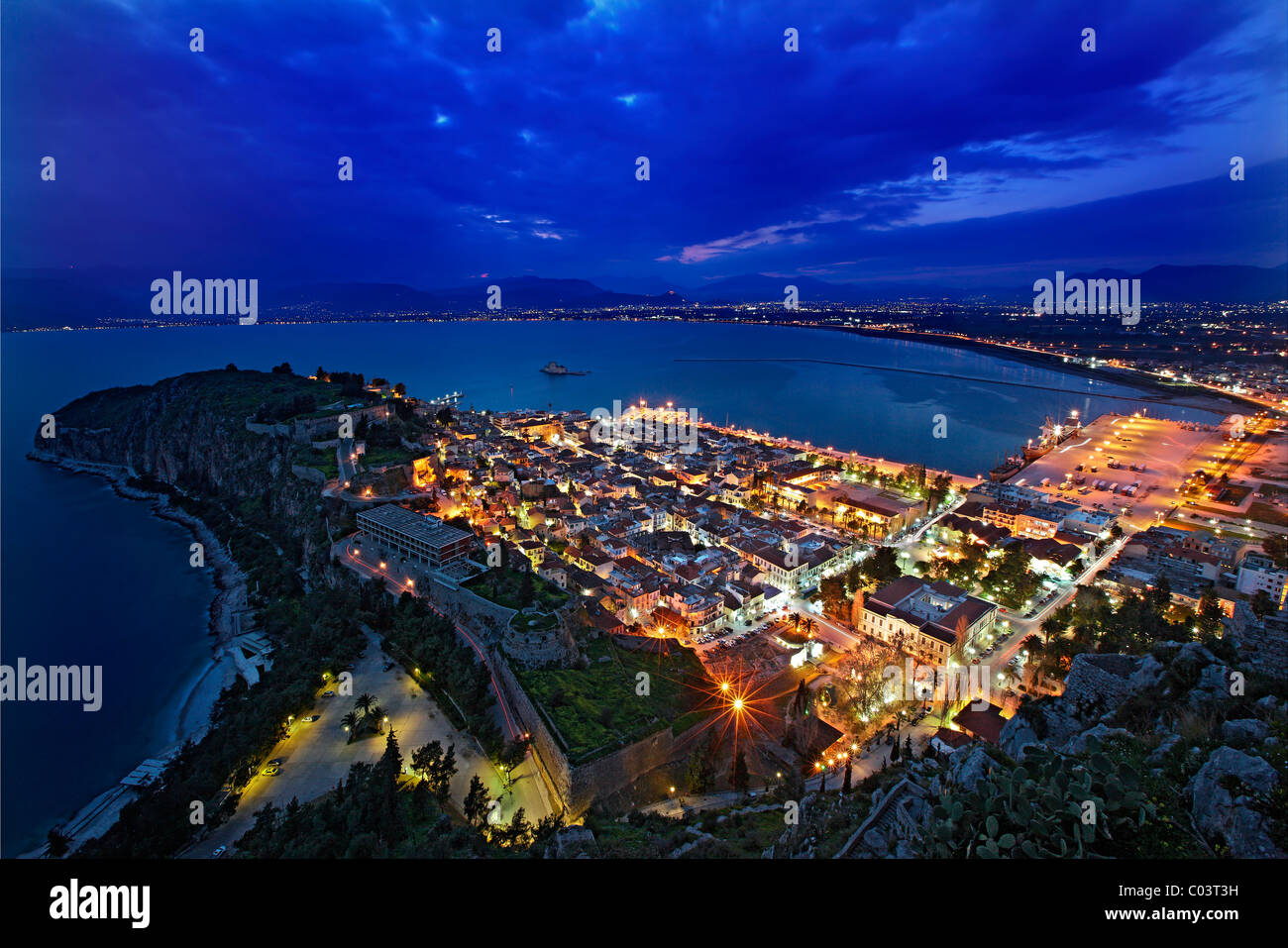 Vue panoramique sur la ville de Nauplie et le golfe de Château de Palamidi, dans le 'blue' heure. Péloponnèse, Grèce Banque D'Images
