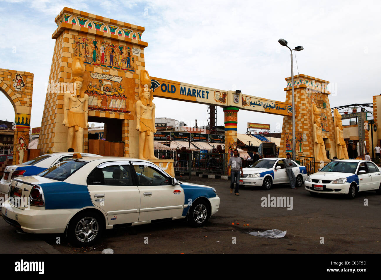 Des taxis à l'extérieur de l'entrée de l'ancien marché de Sharm el Sheikh en Egypte. Banque D'Images