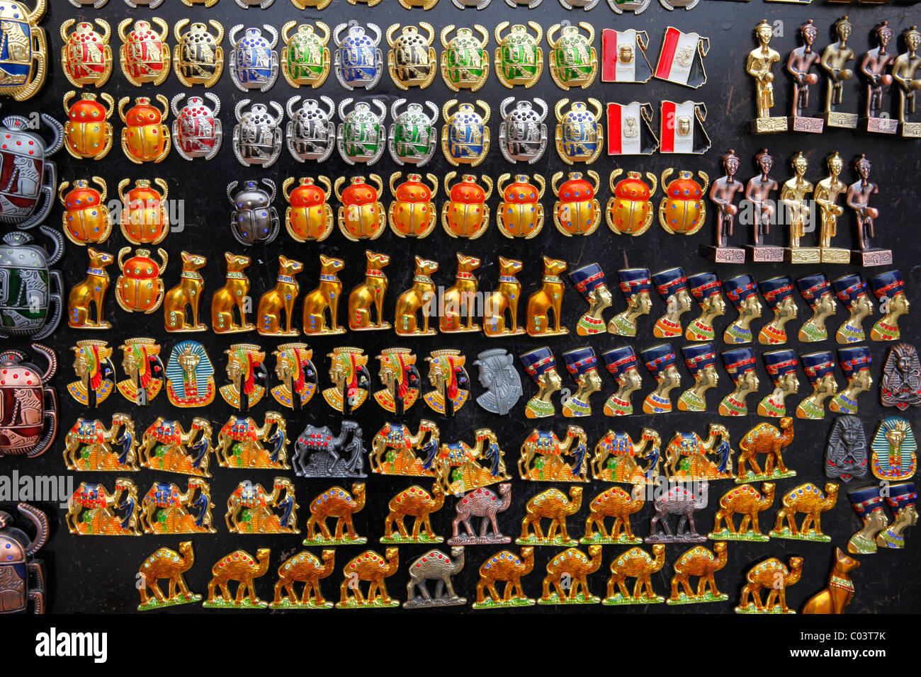 Aimants de réfrigérateur, dans des formes qui rappelle l'histoire ancienne  Egypts sont vendus sur le marché à Charm el Cheikh Photo Stock - Alamy