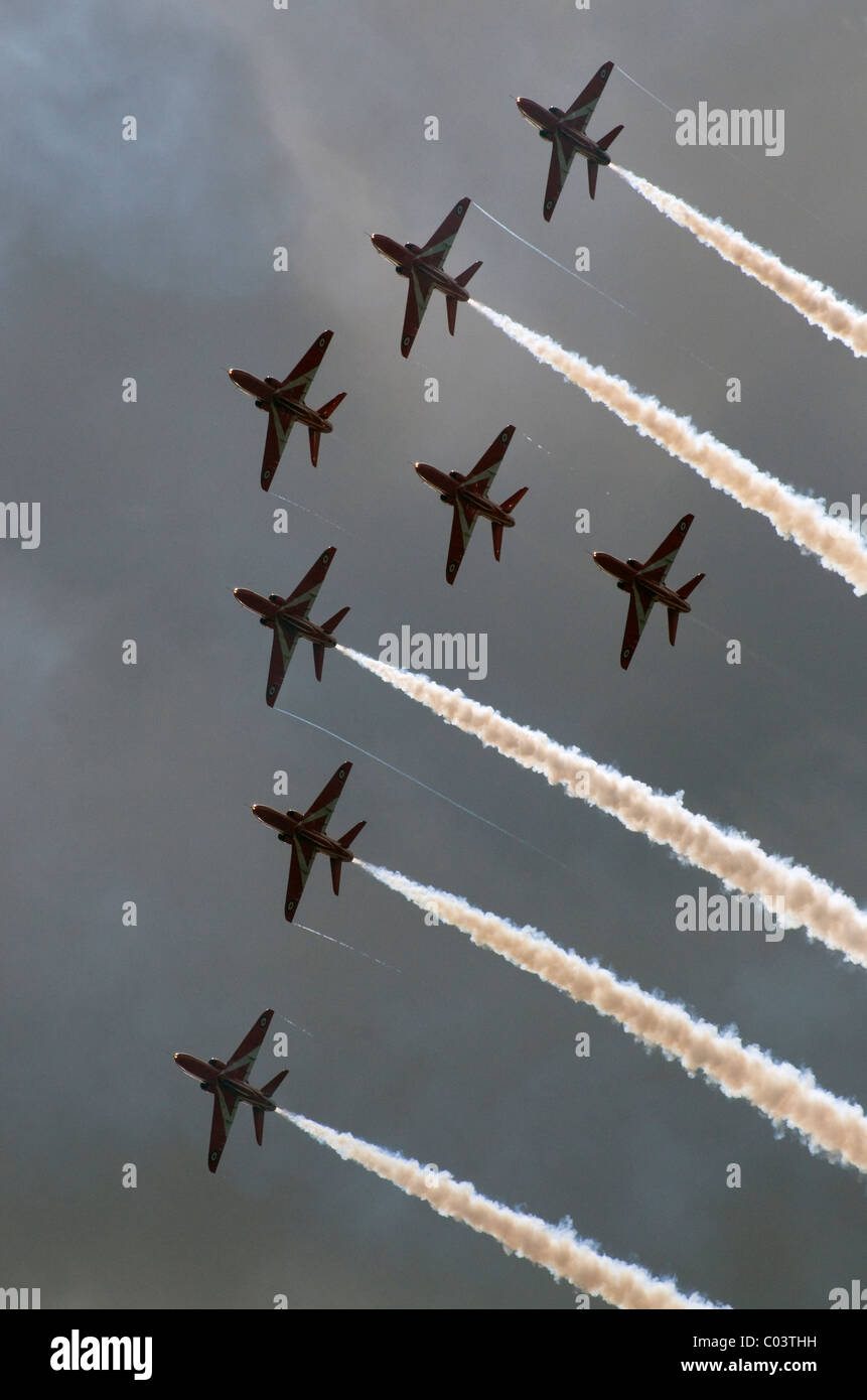 Des flèches rouges display team en silhouette contre le ciel gris à raf leuchars airshow en Ecosse septembre 2010 Banque D'Images