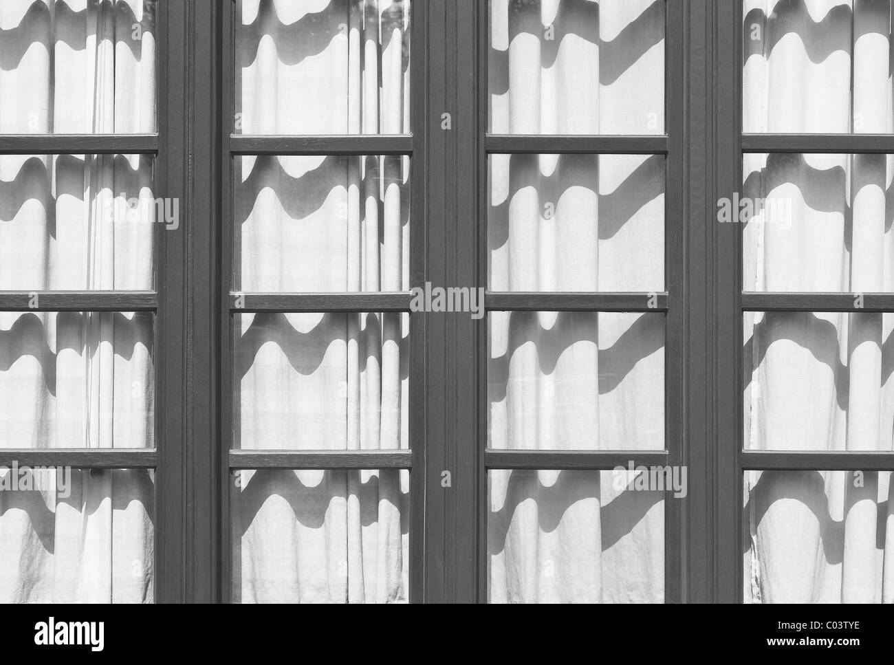 Fenêtre et rideau sur un bâtiment moderne Banque D'Images