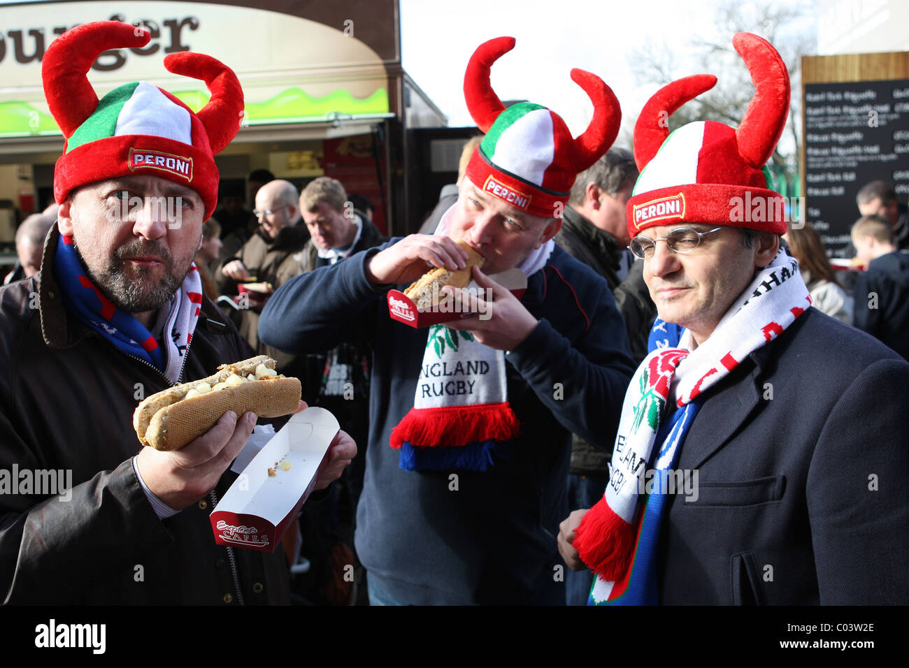 Partisan italien ont un déjeuner avant le début du match. Banque D'Images