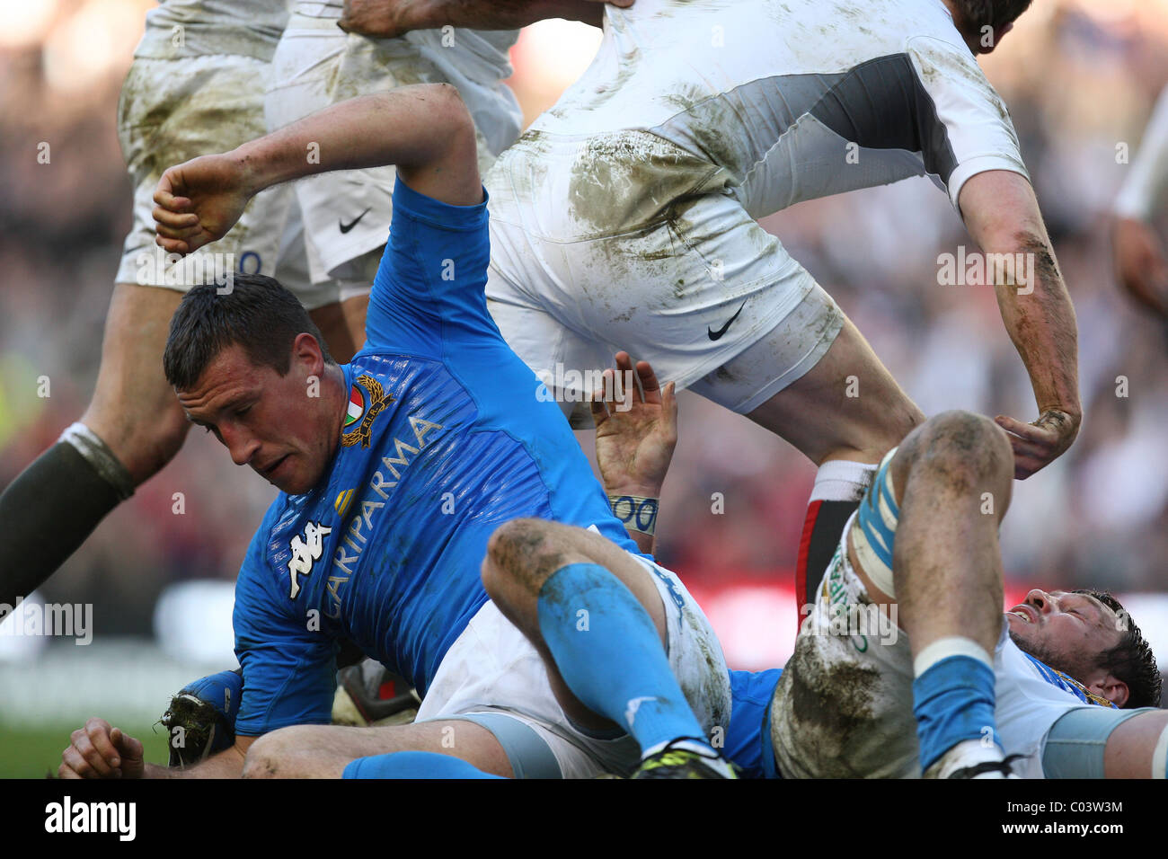 12.02.2011 tournoi de Rugby à Twickenham. L'Angleterre v Italie. A. Sgarbi (L) de l'Italie tente d'obtenir un cours de l'action. Banque D'Images