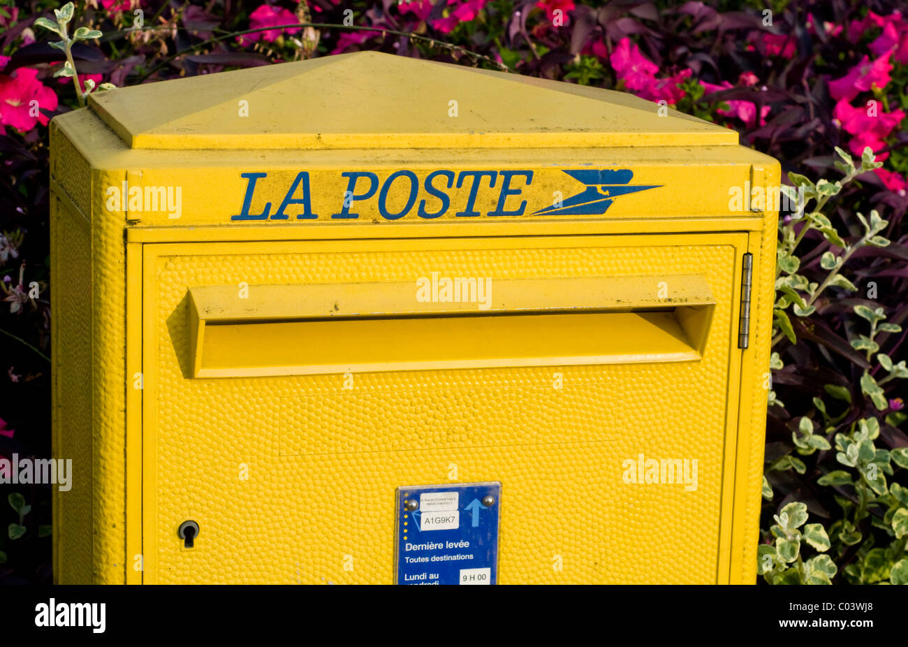 Boite aux lettres jaune francaise Banque de photographies et d’images à