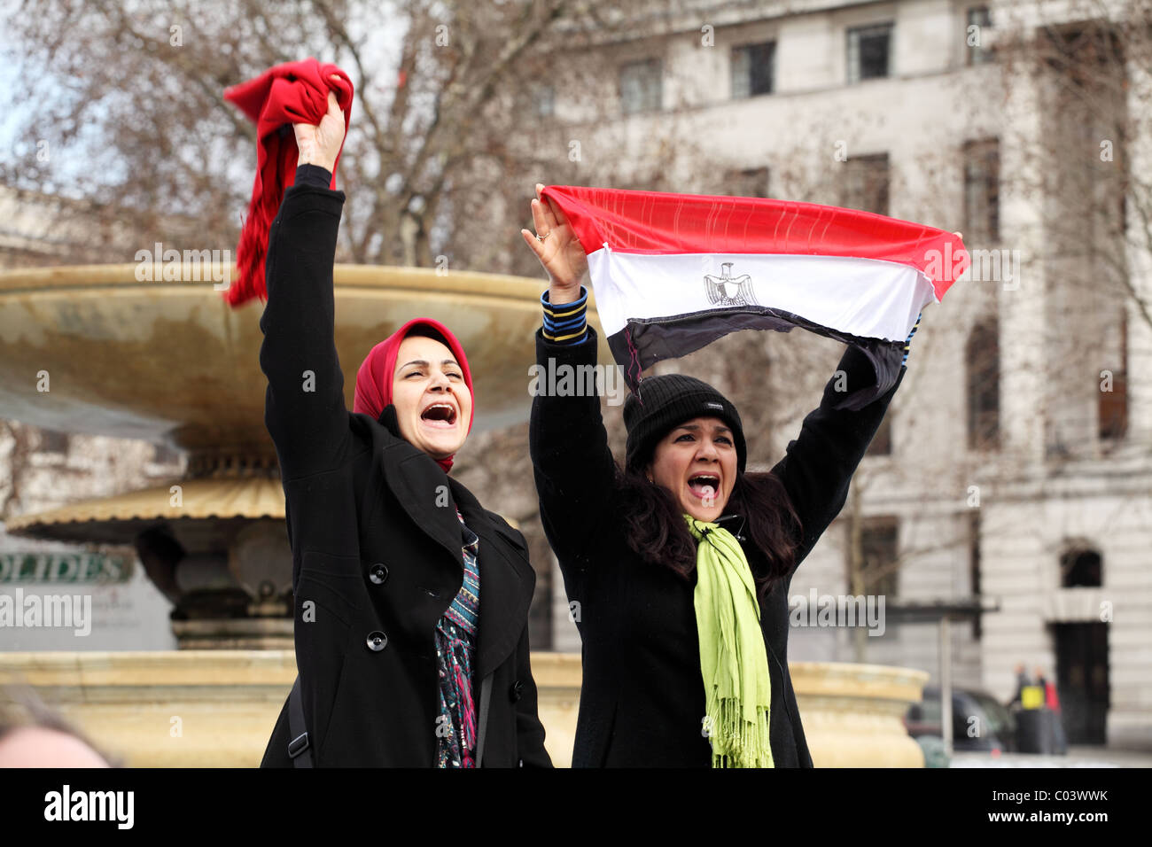 Les femmes en foule. En solidarité, au mépris : journée mondiale d'action pour l'Egypte. Trafalgar Square, Londres Banque D'Images