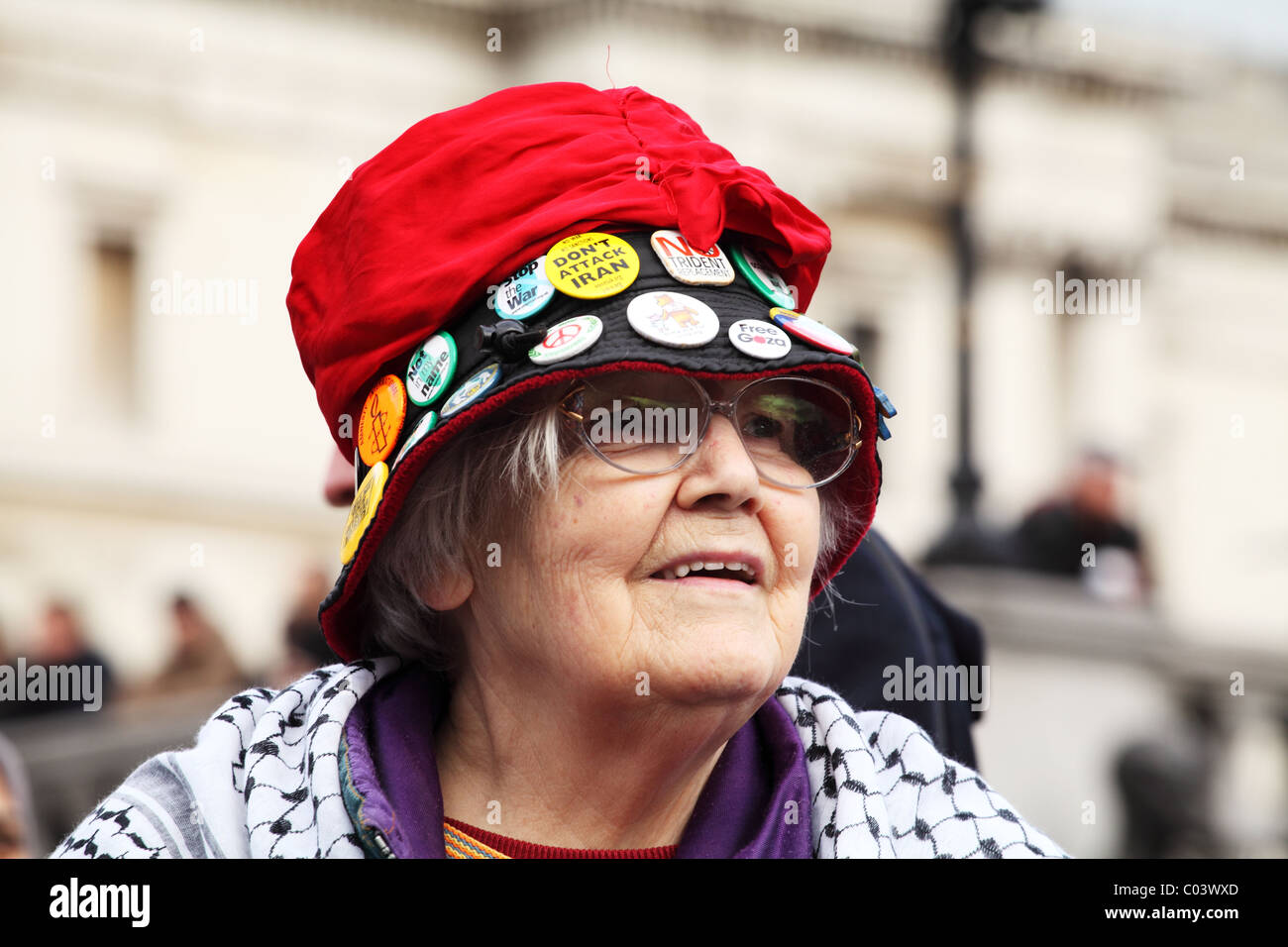 Vieille Femme dans la foule. En solidarité, au mépris : journée mondiale d'action pour l'Egypte. Trafalgar Square, Londres Banque D'Images