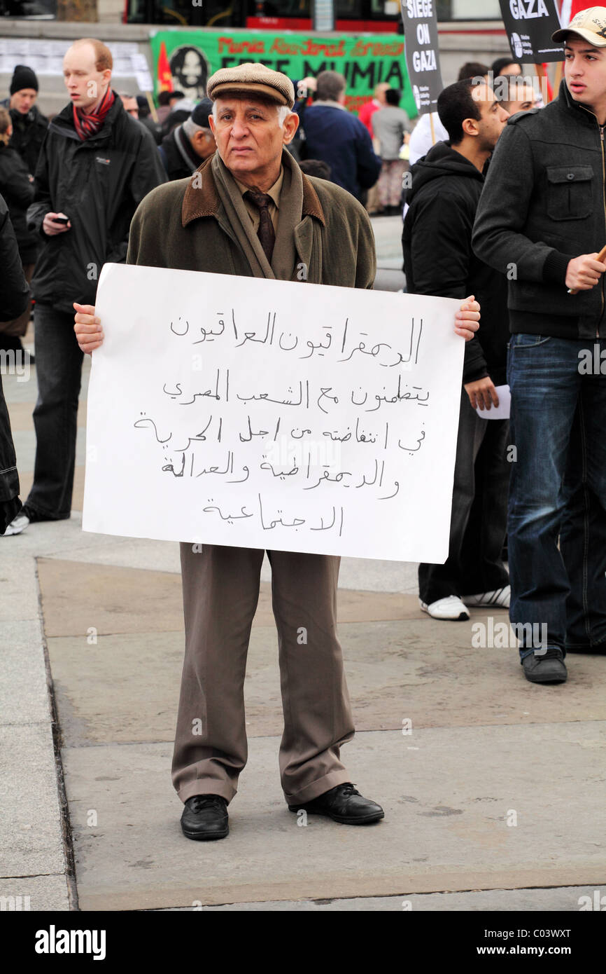 L'homme en foule. En solidarité, au mépris : journée mondiale d'action pour l'Egypte. Trafalgar Square, Londres Banque D'Images