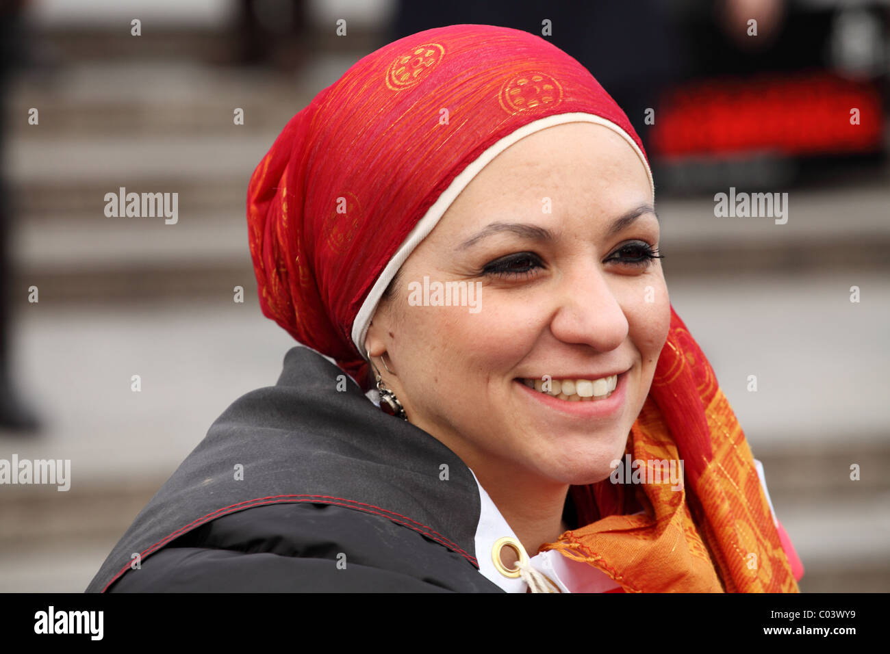Femme en foule. En solidarité, au mépris : journée mondiale d'action pour l'Egypte. Trafalgar Square, Londres Banque D'Images
