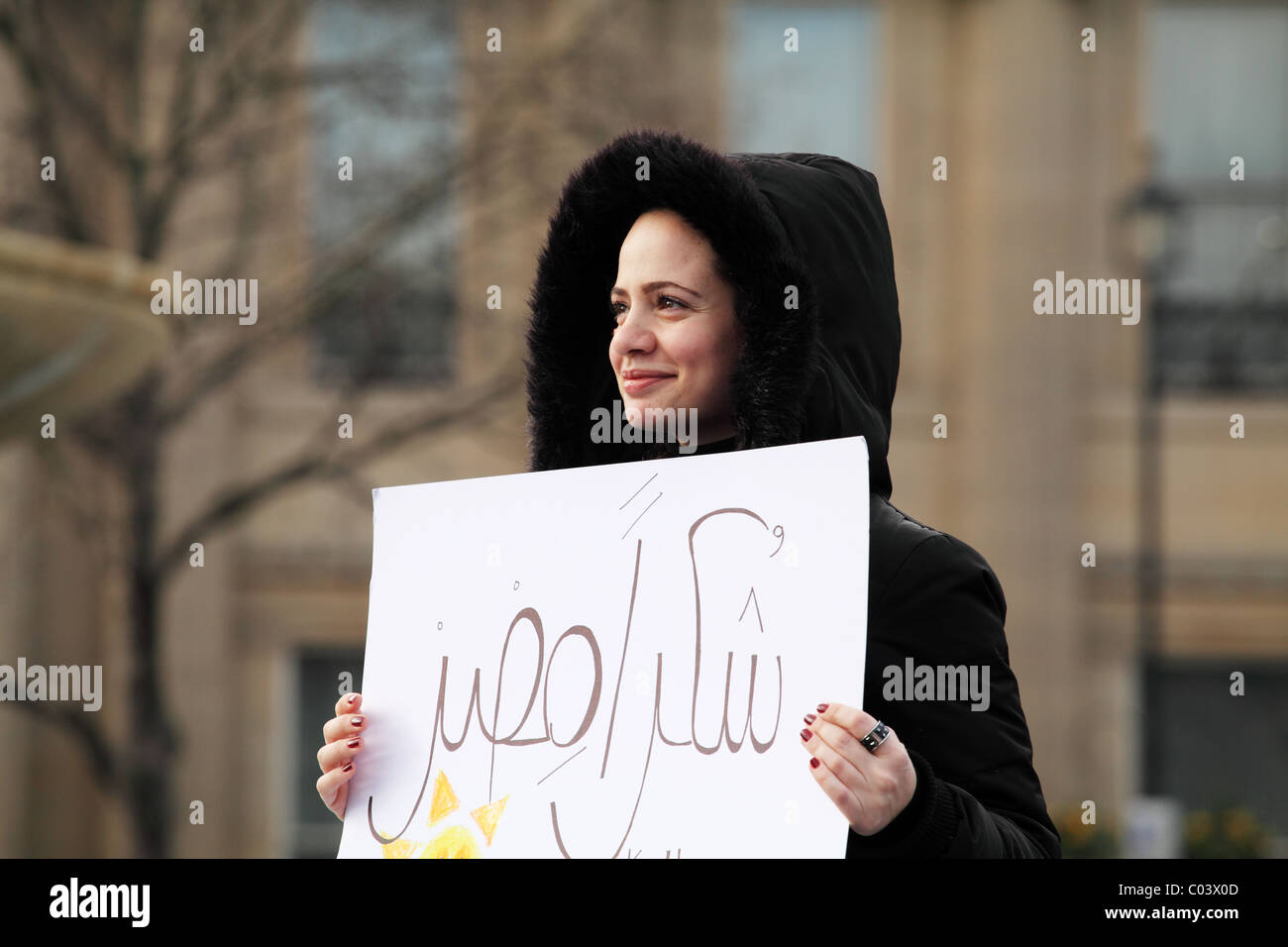 Manifestant une femme. Femme en foule. En solidarité, au mépris : journée mondiale d'action pour l'Egypte. Trafalgar Square, Londres Banque D'Images